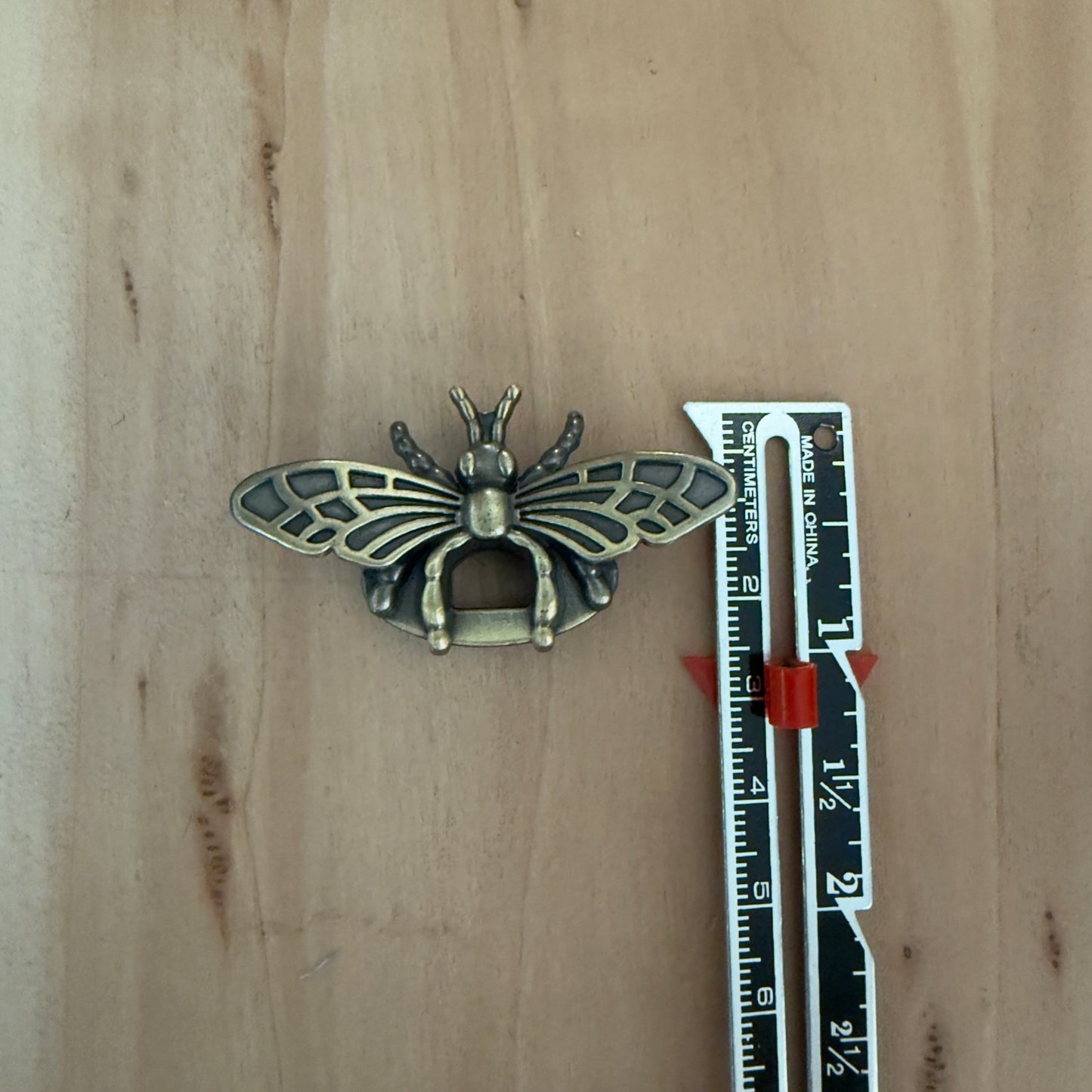 Bee Flip Lock