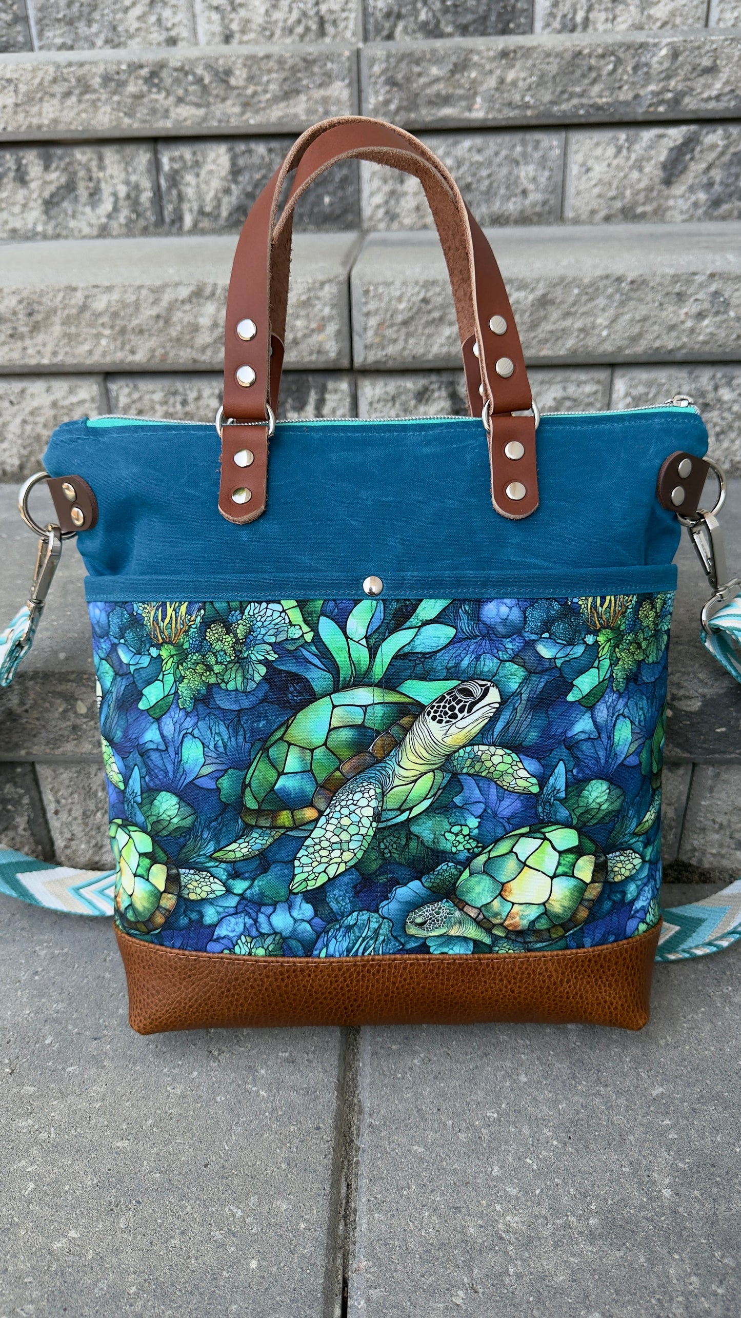 Aberdeen Tote - Turtles in the Sea