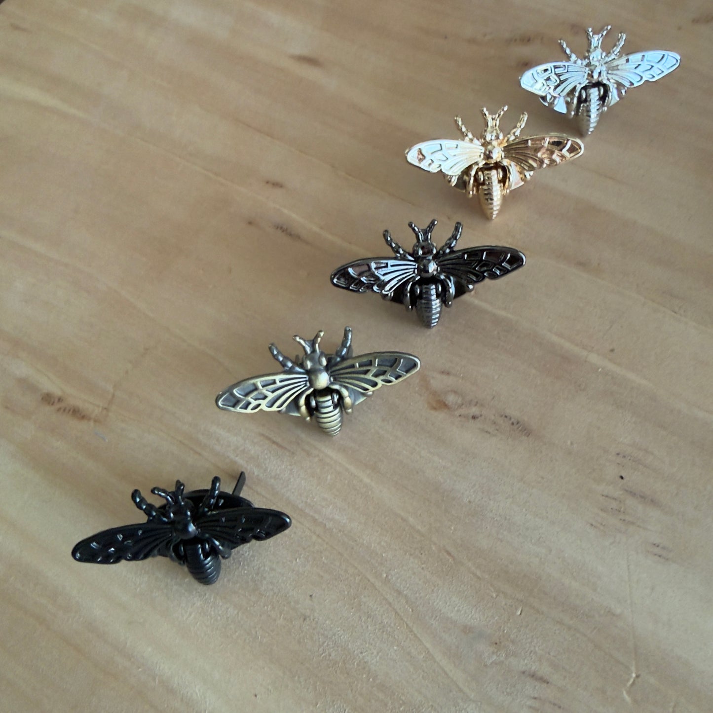 Bee Flip Lock